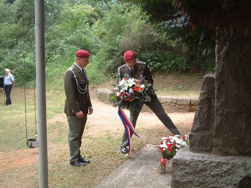 Uctění památky obětí teroru heydrichiády v Suchém dolu ve Vejprnicích