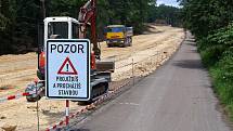 Oprava 1,1 km dlouhého úseku od Bílé Hory do Zruče zahrnuje rekonstrukci silnice a její rozšíření, výstavbu opěrných zdí, úpravu odvodnění, instalaci svodidel a dopravního značení.