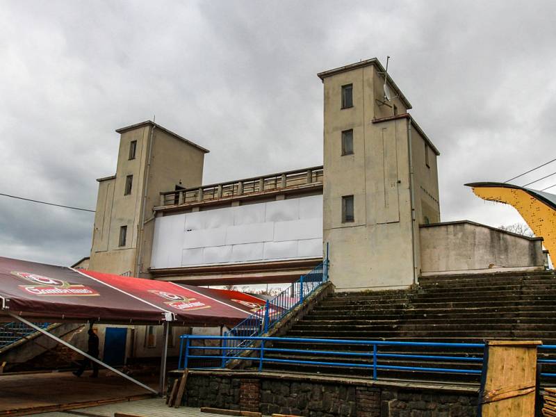 Tak dnes vypadá někdejší dominanta stadionu ve Štruncových sadech. Je zralá na zbourání