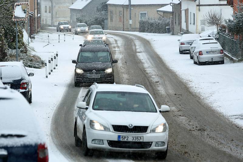 Silniční most na místní komunikaci v Chotíkově, který byl v havarijním stavu, rozebírala v sobotu 4. prosince specializovaná firma. Kvůli stavebním pracím, byla uzavřená silnice 1/20 mezi Plzní a Karlovými Vary. Objížďka vedla obcí Chotíkov.