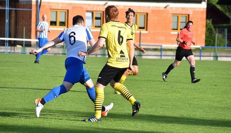 26. kolo krajského přeboru: FK Okula Nýrsko (modří) - TJ Jiskra Domažlice B (žlutí) 0:4 (0:2).