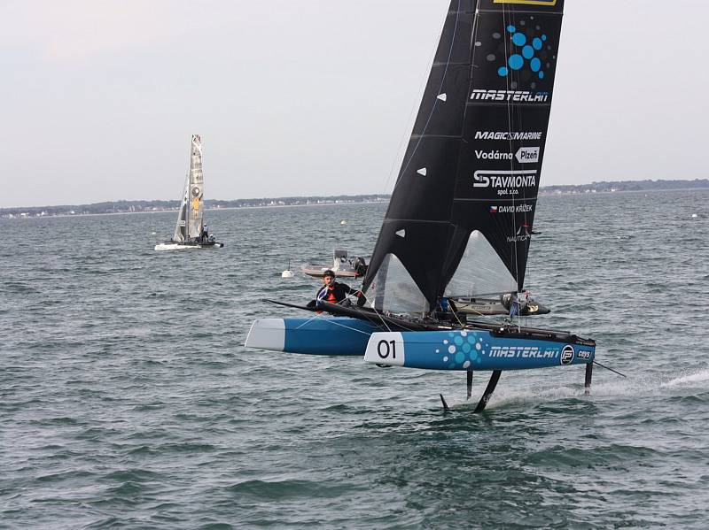 V druhém dějství prestižní Flying Phantom Extreme Sailing Series si David Křížek s kosatníkem Antoinem Joubertem vybojovali osmé místo.