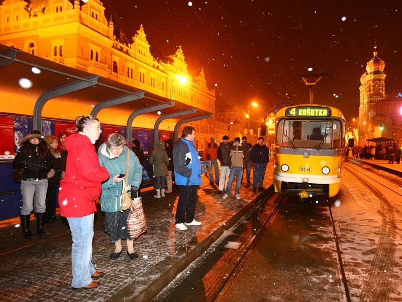 Ženě se zaklínila pod tramvaj noha. Vůz musel nadzdvihnout jeřáb.