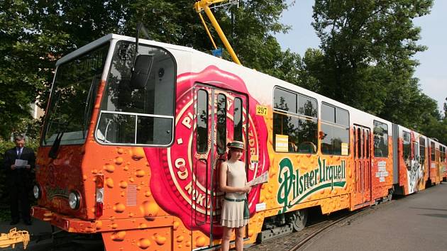 Dopravní podniky včera představily Plzeňanům na koleji v prostoru U Zvonu unikátní tramvaj v barvách Plzeňského Prazdroje