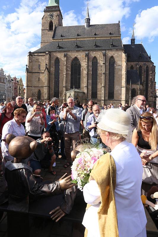 Na plzeňském náměstí byly slavnostně odhaleny sochy Spejbla a Hurvínka. Sochy vytvořila kanadská sochařka českého původu Lea Vivot u příležitosti 100. výročí vzniku Spejbla.