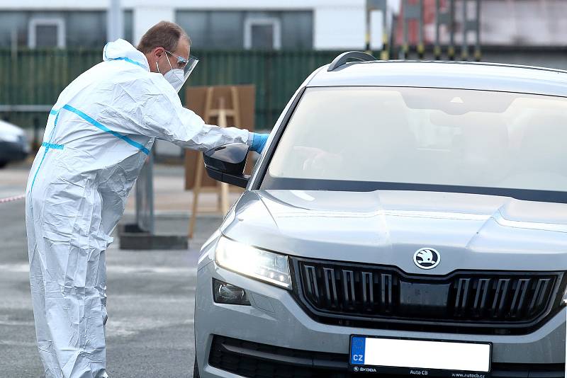 Lidé v karanténě nebo izolaci mohou v Plzni odvolit na volebním místě v Depu 2015 v Cukrovarské ulici. Drive-in stanoviště je otevřeno do dnešní 17. hodiny a voliči vše vyřídí bez vystupování přímo ze svého auta.