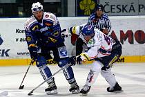 Hokejisté Lasselsbergeru Plzeň (v modrém) si v nedělním utkání na ledě Kladna nepřipsali ani bod