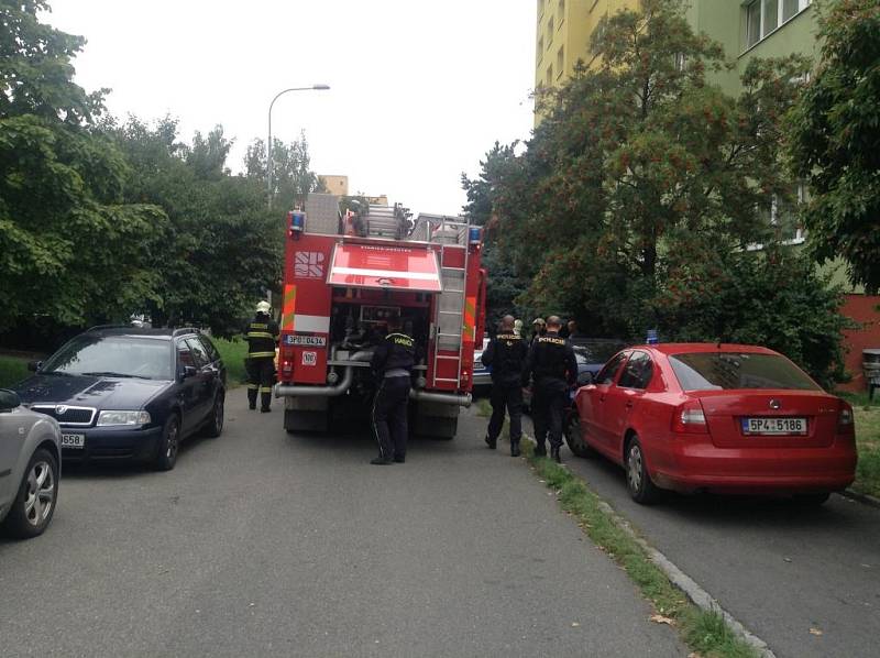 Policie uzavřela okolí domu v Sokolovské ulici v Plzni, ve kterém policista pobodal vlastní manželku a poté utekl