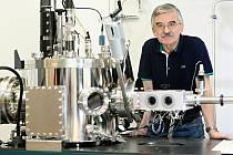 V laboratoři ráví profesor Jaroslav Vlček, který je zároveň vedoucím katedry fyziky Fakulty aplikovaných věd ZČU, mnoho času. Se svým týmem pracuje na vytváření nových tenkovrstvých materiálů plazmovými technologiemi. 