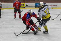 Hokejisté Apolla (na archivním snímku v bílých dresech) v zápase s Klatovy.