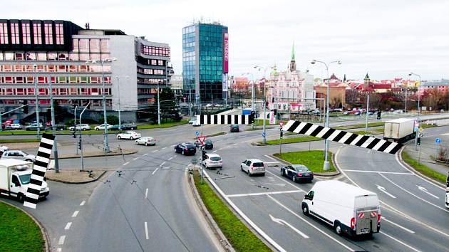 Nové přechody mají přetnout Sirkovou ulici (vlevo), Pražskou (uprostřed) i Tyršovu (vpravo). Dostat se z historického jádra města k pivovaru nebo pod Hamburk tak bude mnohem snazší