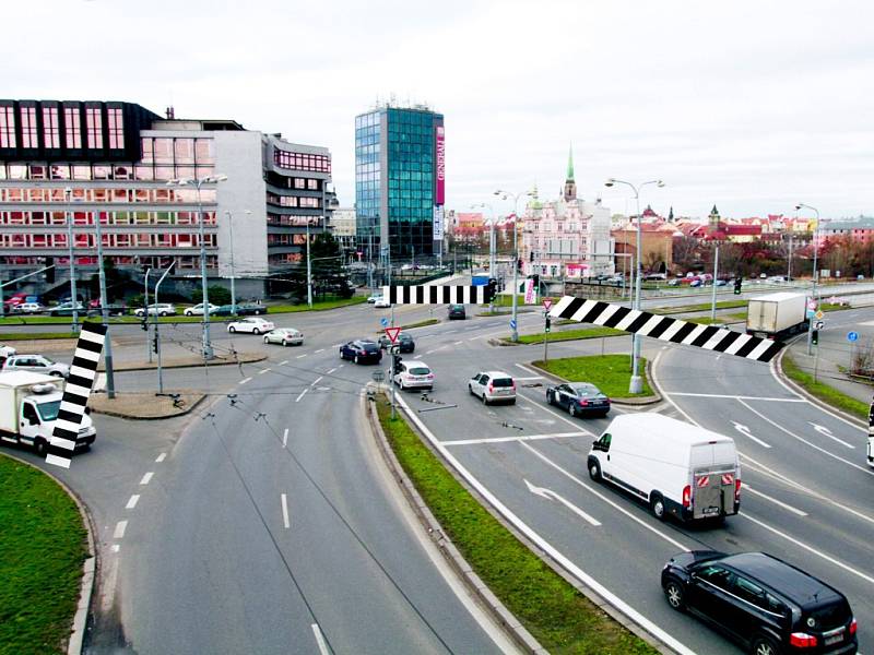 Nové přechody mají přetnout Sirkovou ulici (vlevo), Pražskou (uprostřed) i Tyršovu (vpravo). Dostat se z historického jádra města k pivovaru nebo pod Hamburk tak bude mnohem snazší