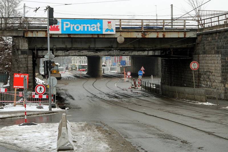 Zavřené Mikulášské náměstí komplikuje už dva týdny provoz od Slovan do centra.