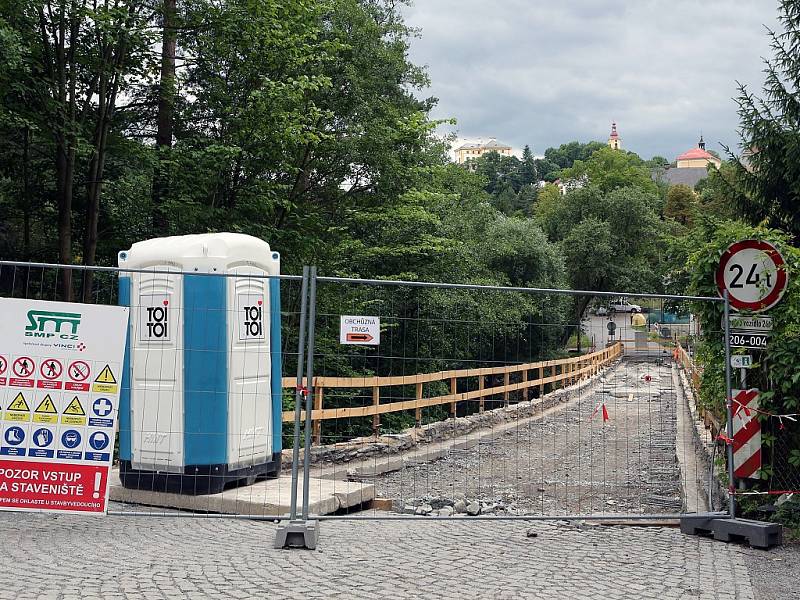 Druhý nejstarší český kamenný most v Rabštejně nad Střelou se kompletně opravuje