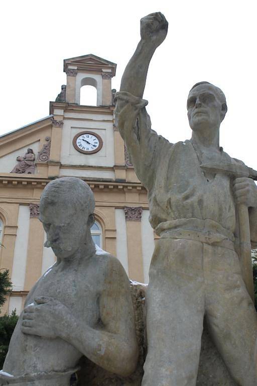 Zrestaurovaný pomník zastřelených horníků před nýřanskou radnicí