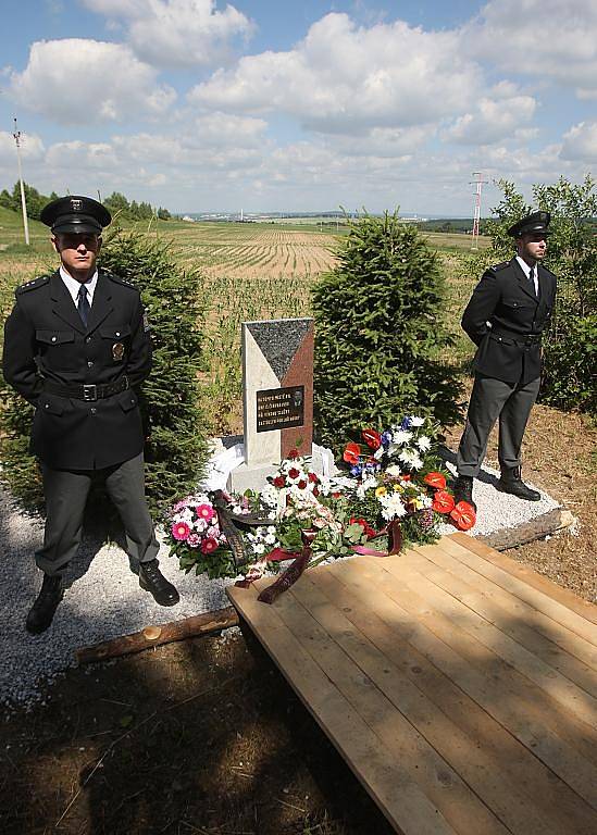 Policisté a rodina v Letkově uctili památku zastřeleného poručíka Jiřího Hrubého