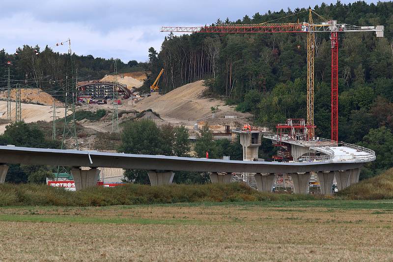 Západní okruh - komunikace propojující Domažlickou a Karlovarskou silnici, navržena v dvoupruhovém uspořádání o celkové délce 5,9 km. Ve výstavbě je II. etapa z Křimic na Košutku. Zároveň jsou budovány nové cyklostezky i biokoridory pro přechod zvěře.