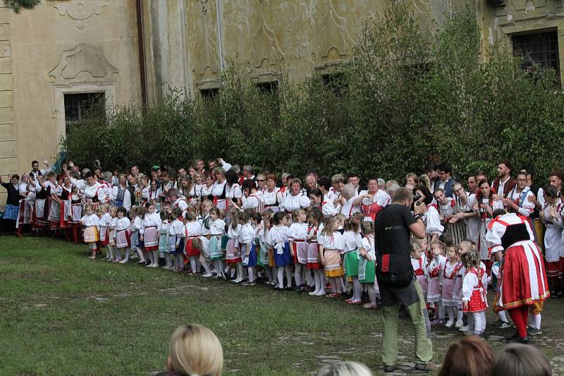 Během prodlouženého víkendu se v Chotěšově konaly oblíbené staročeské máje, které vyvrcholily nedělním průvodem, který došel do zahrady zdejšího kláštera.