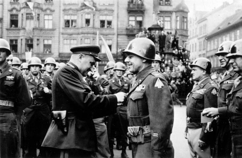 Momentka ze 4. července 1945, kdy se Rusové na náměstí Republiky sešli s Američany