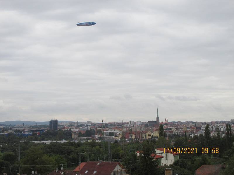Fotografie průletu vzducholodi ZF Zeppelin od čtenářů Deníku.