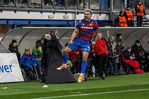 Tomáš Ladra se raduje z vyrovnávací branky na 1:1. Fotbalisté Viktorie Plzeň nakonec prohráli v 15. kole Chance Ligy po přestřelce doma s pražskou Slavií 3:5.