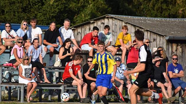 2. kolo I. A třídy: TJ Sokol Kralovice (žlutomodří) - SSC Bolevec (fotbalisté v černých dresech) 4:2.