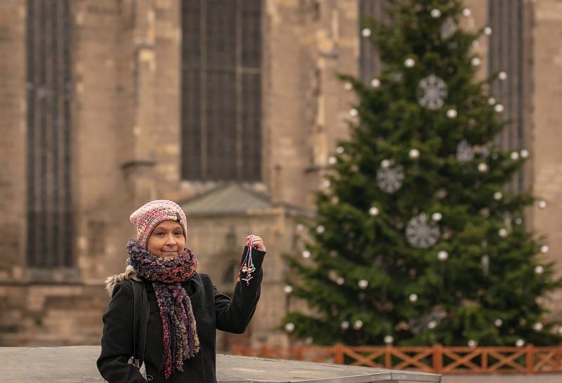 Lucie Hrdličková věší andílky na známá místa v Plzni.