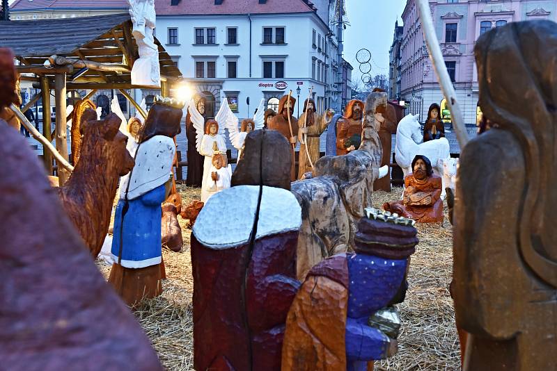 Na náměstí Republiky v Plzni před rozsvícením vánočního stromu.