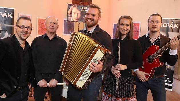 Petr Novák ForeverKapela hraje ve složení (zleva) Jiří Bláha, Jiří Svatoš, Vít Bunda, Tereza Pulcová a Luboš Muchna