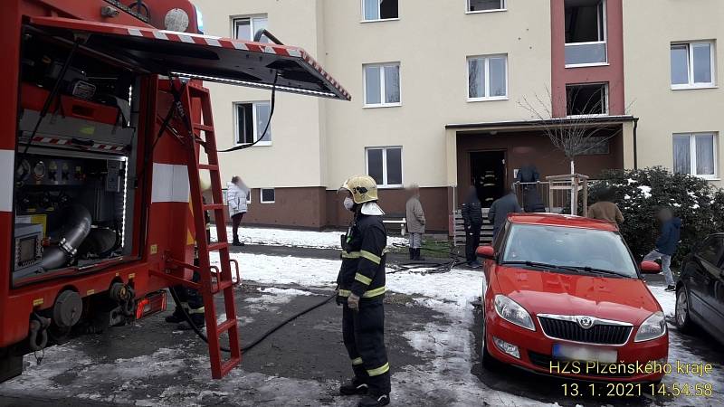 V plzeňské ulici Pod Švabinami zahořelo ve čtyřpatrovém bytovém domě, na místo vyjelo pět jednotek hasičů.