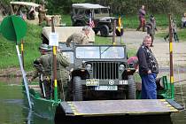 Convoy of Remembrance překonal Berounku na prámu.