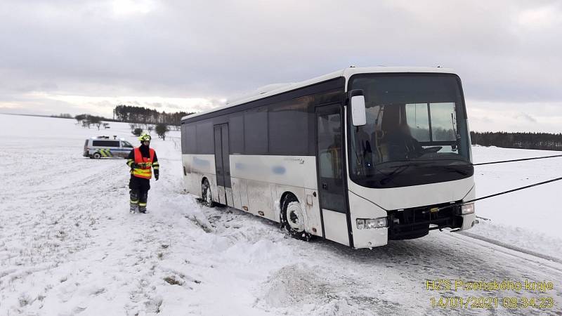 Autobus se vyhýbal protijedoucímu autu a spadl do příkopu