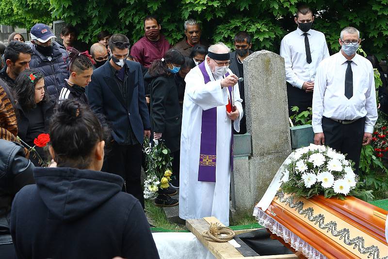 Rodina a blízcí se v pátek rozloučili s oběťmi tragické dopravní nehody osobního auta a vlaku u Kamenného Újezdu na Plzeňsku. Poslední rozloučení proběhlo na hřbitově v Nýřanech.