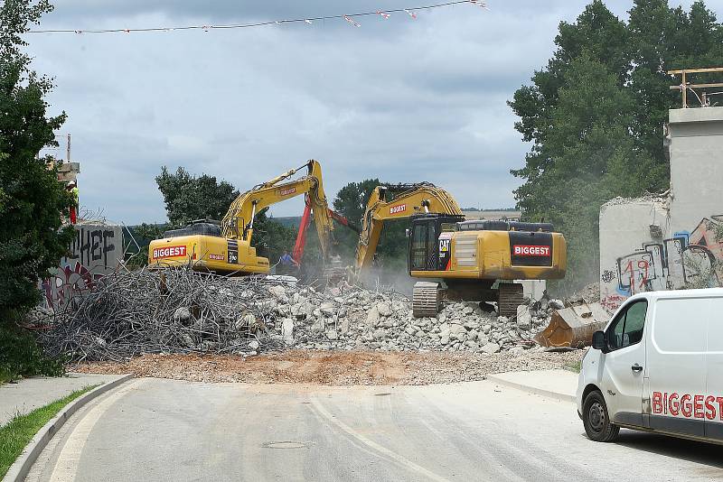 Demolice železničního mostu a vložení mostního provizoria mezi Bručnou a Koterovem je součástí prováděné modernizace železniční trati mezi Plzní a Nepomukem.