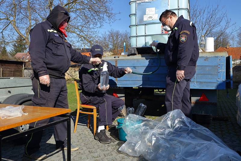 Dezinfekci zdarma pro všechny občany se podařilo zajistit vedení městské části Plzeň Malesice. Roztok z transportní nádrže stáčeli místní hasiči do PET lahví, které pak se starostou rozvezli do všech domů v obci.