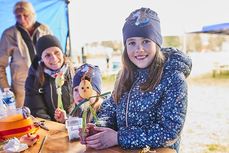 Předvelikonoční den na sídlišti Vinice v Plzni. V dílnách se zájemci mohli naučit plést pomlázky, nebo si ozdobit velikonoční kraslice. Nejmenší děti čekalo hledání čokoládových vajíček. Pro všechny hrála folklórní muzika a proběhly ukázky canisterapie.