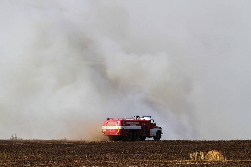 Požár pole a lesa u Horního Hradiště na severním Plzeňsku