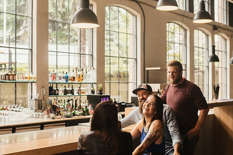 Kavárna a bar v industriálních prostorách Papírny. Foto: Studio Petrohrad