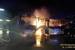V autobusovém depu na Doubravce došlo k rozsáhlému požáru, hořely autobusy