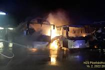 V autobusovém depu na Doubravce došlo k rozsáhlému požáru, hořely autobusy
