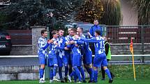 14. kolo krajského přeboru: FK Okula Nýrsko (na snímku hráči v modrobílých dresech) - TJ Zruč 4:0.