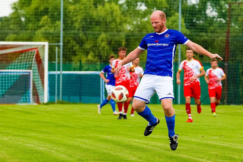 5. kolo KPM: Slavia Vejprnice (na snímku fotbalisté v červeno-bílých dresech) - TJ Zruč (modří) 1:2.