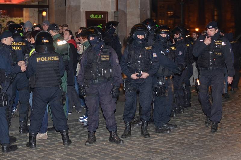 Příznivce Bayernu zklidnila pořádková jednotka