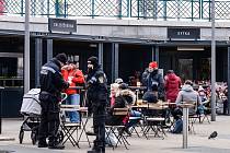 Bezpečnostní situaci u Hlavního nádraží v Plzni zlepšily častější hlídky policie a městských strážníků.