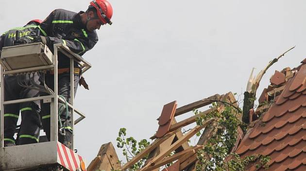 Střechu kostela Nanebevzetí Panny Marie v Plané poškodila lípa, která padla po bouři