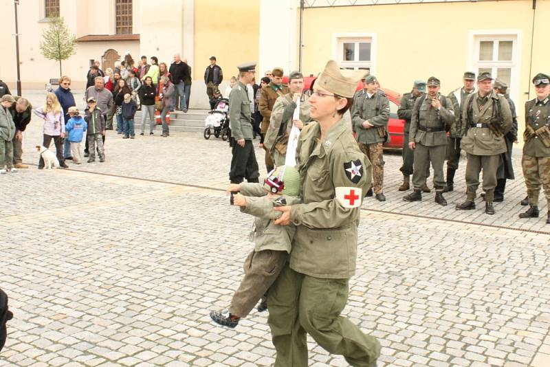 Oslavy? Džípy i kapitulace Němců.