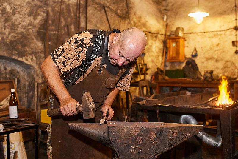 Vodní hamr v Dobřívě na Rokycansku hostil Den tradičních kovářských technologií. Návštěvníci mohli sledovat kováře při výrobě kovaných dveřních prvků – pantů, zástrčí a pojezdů. Ty pak osazovali do dřevěné konstrukce, kterou připravil tesař před hamrem.
