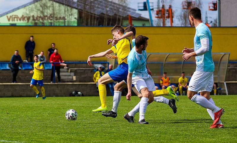 Fotbalisté SK SENCO Doubravka (na archivním snímku hráči ve žlutých dresech) porazili v závěrečném kole letošní sezony domácí Sedlčany 5:1.