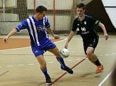 Hokejisté Škody Plzeň se v pondělí utkali s futsalisty Interobalu Plzeň. Indiáni vyhráli 9:8. Oběma týmům začíná tento týden sezona. Na snímku vlevo Dominik Kubalík