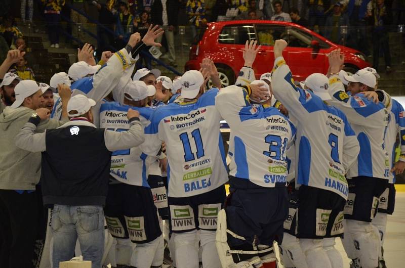 Hokejisté oslavují zisk historicky prvního titulu mistra na stadionu ve Zlíně